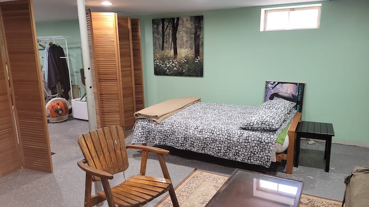 Futon pune veličine u svijetlom podrumu s privatnošću