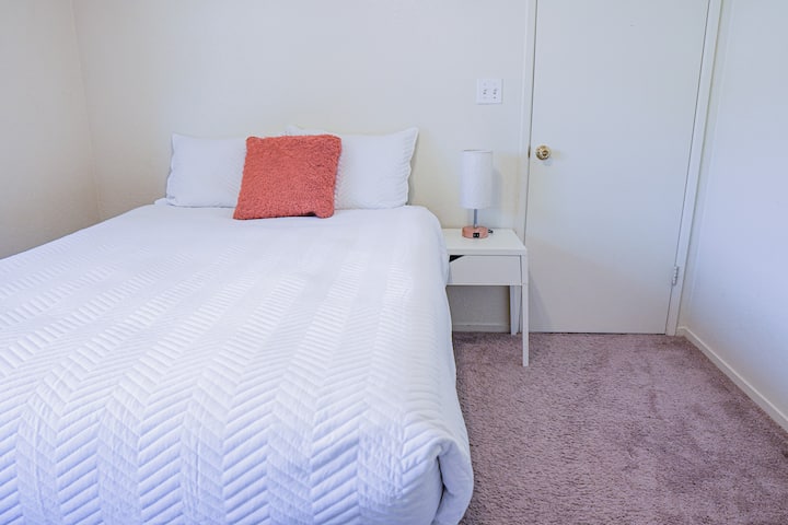 El segundo dormitorio tiene una cama completa/ doble Casper.