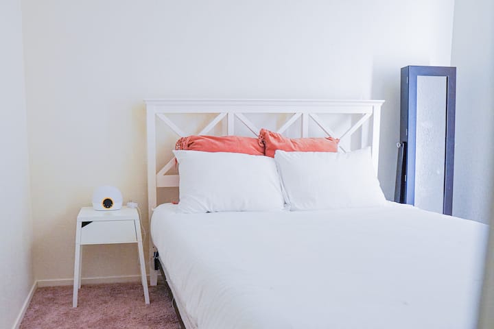 El tercer dormitorio tiene un colchón Queen TEMPUR-Pedic. Los colchones son excelentes para proporcionar alivio del dolor. La espuma viscoelástica de alta calidad reduce los puntos de presión, lo que permite una experiencia cómoda para dormir.