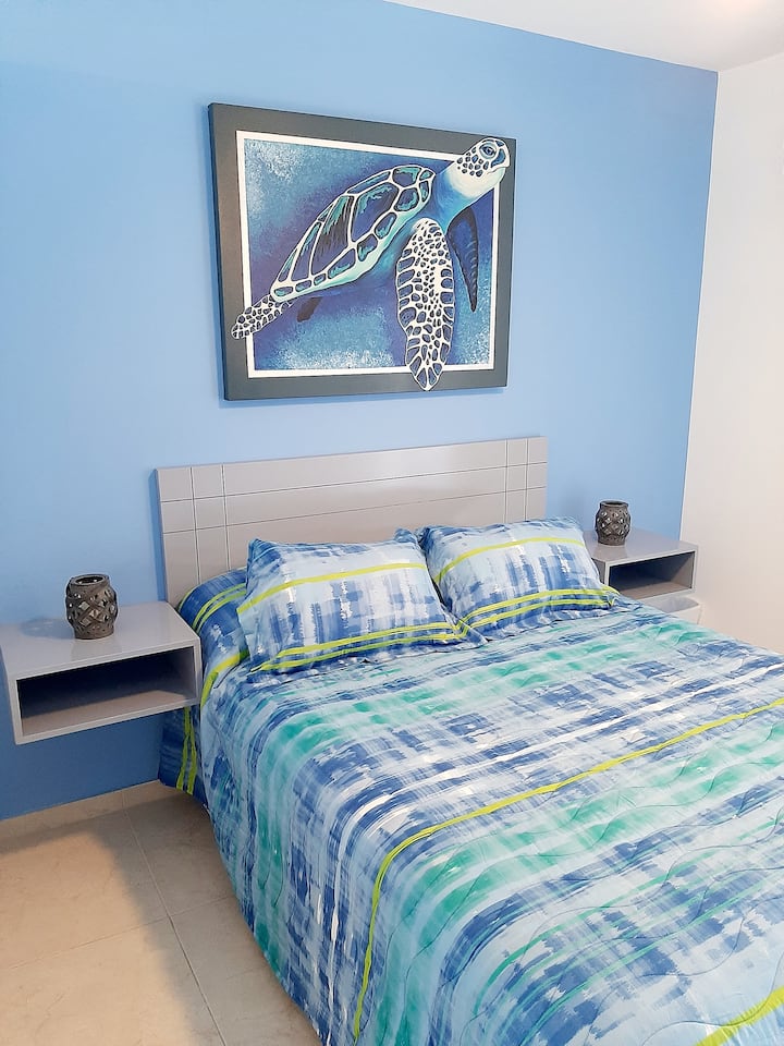 Dormitorio con ropa de cama y muebles nuevos