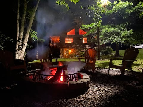 Carolina Creekside Cabin - HOT TUB, FIRE PIT, CREEK, WiFi