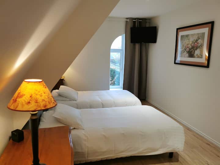 La Conciergerie bedroom No 5: 2 single beds or 1 king size bed and a sofa armchair