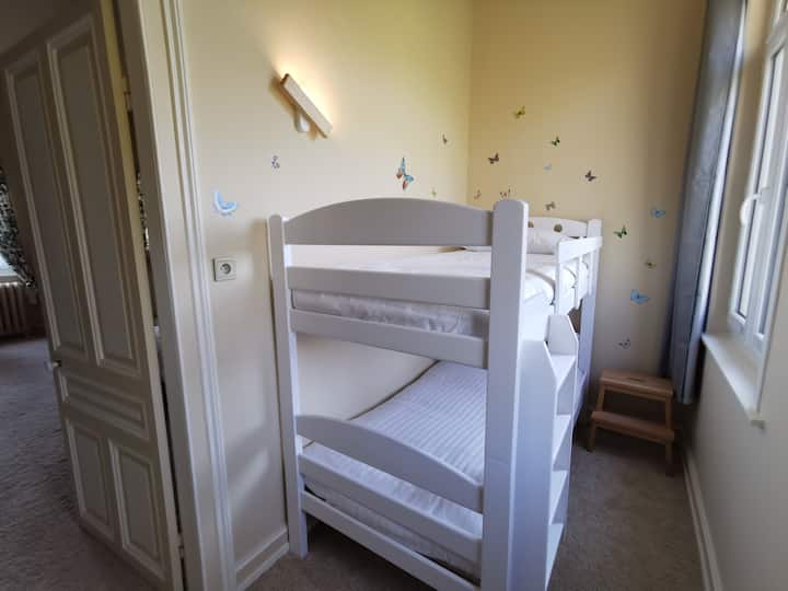 ห้องนอนแบบมีเตียงแอลโคฟ เตียงสองชั้น 2 เตียงขนาด 90 สำหรับผู้ใหญ่หรือเด็ก