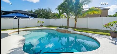 Pool Home, Large 5 BDR Home 2 Masters 1 on 1st FL