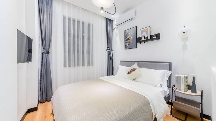 [Schön. Komfortables Zimmer mit QueensizeBett] 30 Meter