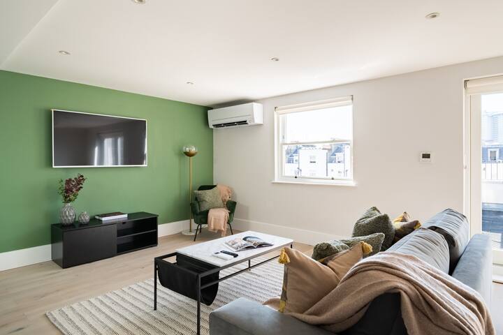 Pohodlná obývačka s inteligentným televízorom.