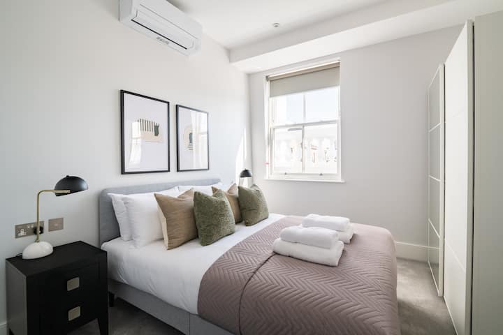 Veľká manželská posteľ a šatník.