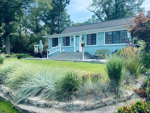 Peaceful cottage retreat - 2 bedrooms next to lake