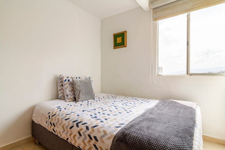 Auxiliary room with a double bed 