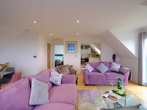 Brand new 4 bedroom house with sea views