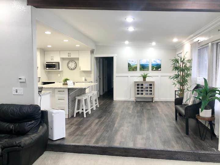 Cheerful 4 Bedroom Home In Great Central Location - Ketchikan, AK