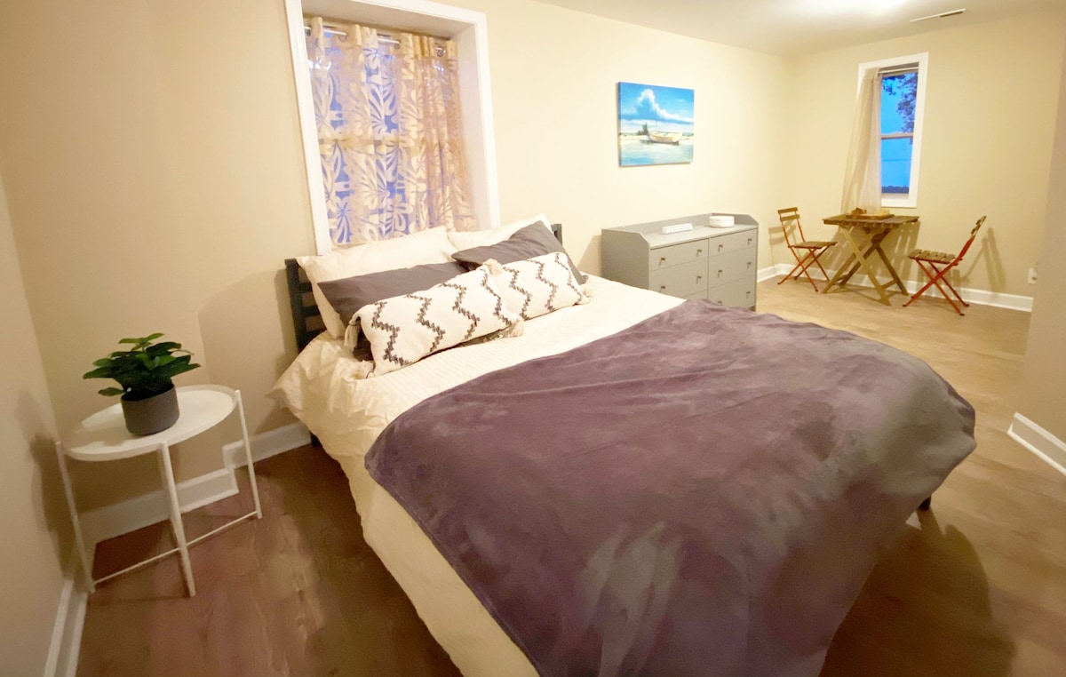 ห้องเฮรอน! ห้องนอนนี้เป็นห้องนอนใหญ่มีห้องน้ำเต็มรูปแบบโต๊ะบิสโทรเล็กๆริมหน้าต่างวิวแม่น้ำเตียงควีนไซส์เต็มรูปแบบ