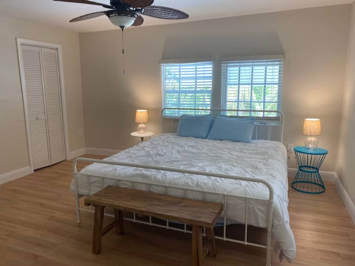 Საძინებელი #1 193 × 203 სმ ზომის საწოლით