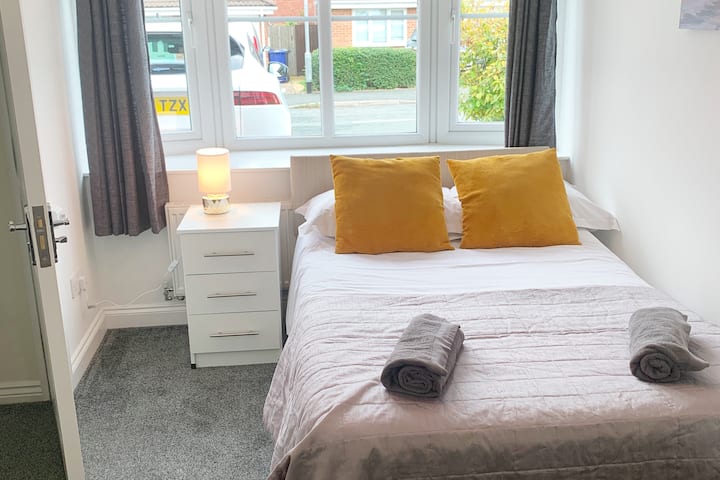 ห้องนอนเตียงใหญ่ชั้นล่างพร้อมห้องอาบน้ำในตัว