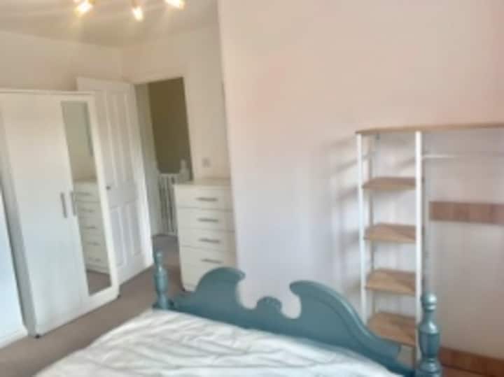 ห้องนอนคู่ทุกห้องมีตู้เสื้อผ้าลิ้นชักฯลฯ