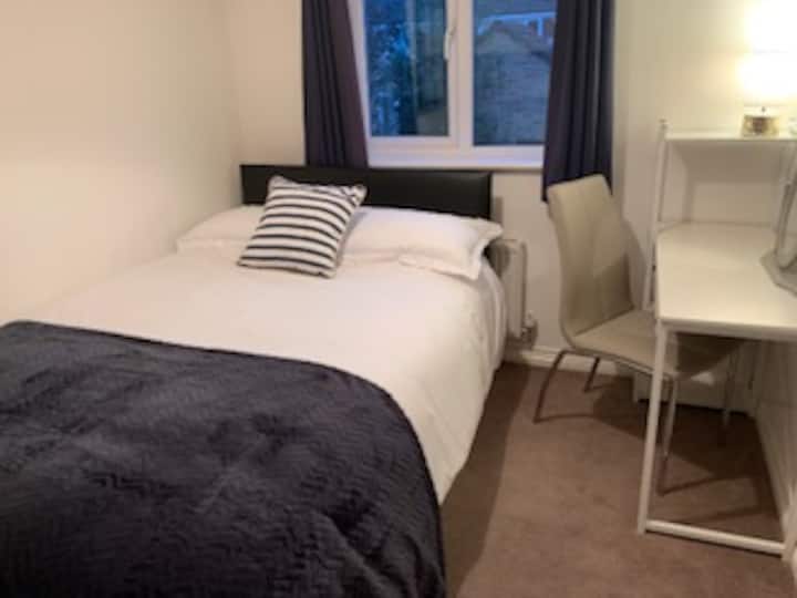 ห้องนอนที่สะดวกสบายอีกห้อง