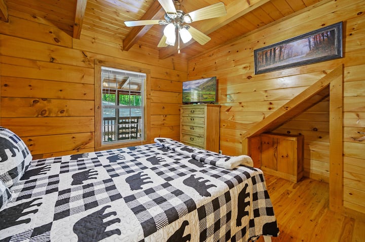 Gypsy Road - Dormitorio queen en el nivel principal con DirecTV