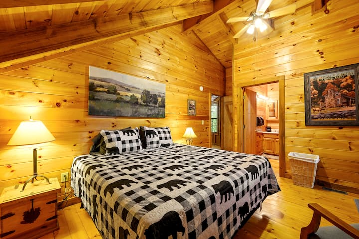 Dormitorio king en el nivel superior con baño adjunto y terraza privada con pantalla