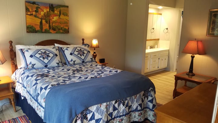 Hlavní ložnice s umyvadlem a toaletním stolem. 