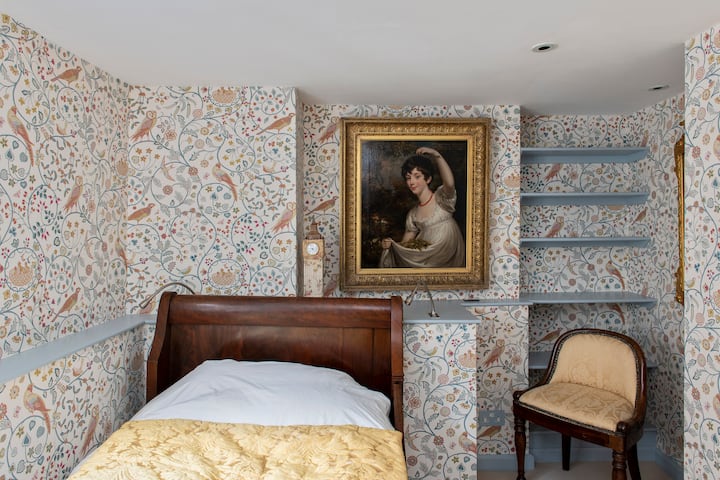 غرفة نوم كلاسيكية للضيوف.