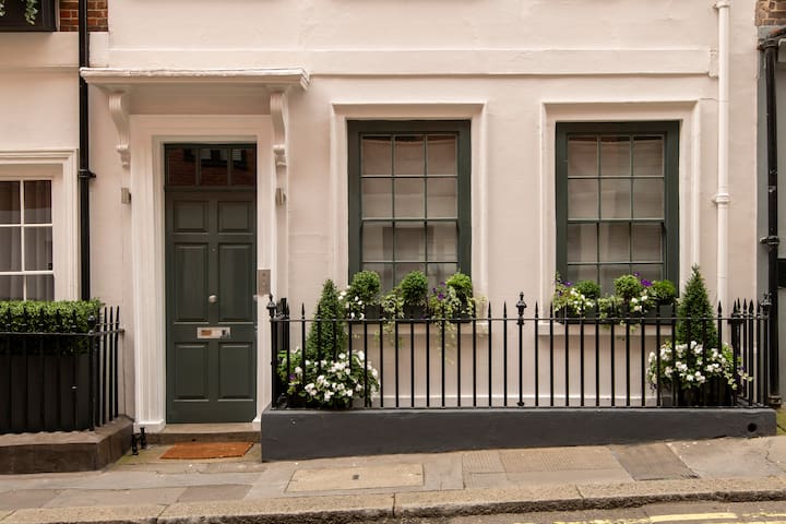Your own elegant home in the very heart of London. gallery image 2