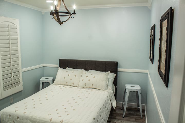 Bedroom 3 

Enjoy a cozy Full-size bed with adjustable mood lighting and a USB plugin to charge your electronics. 