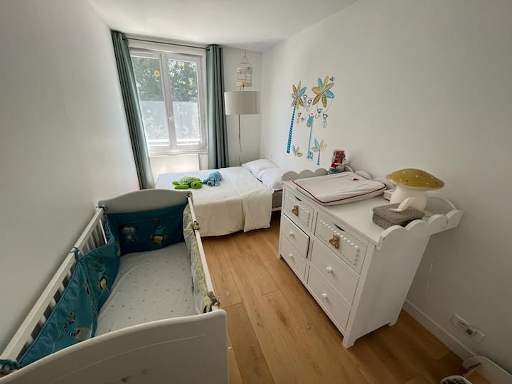 Spavaća soba za 2 osobe i dječji krevetić (2. razina)