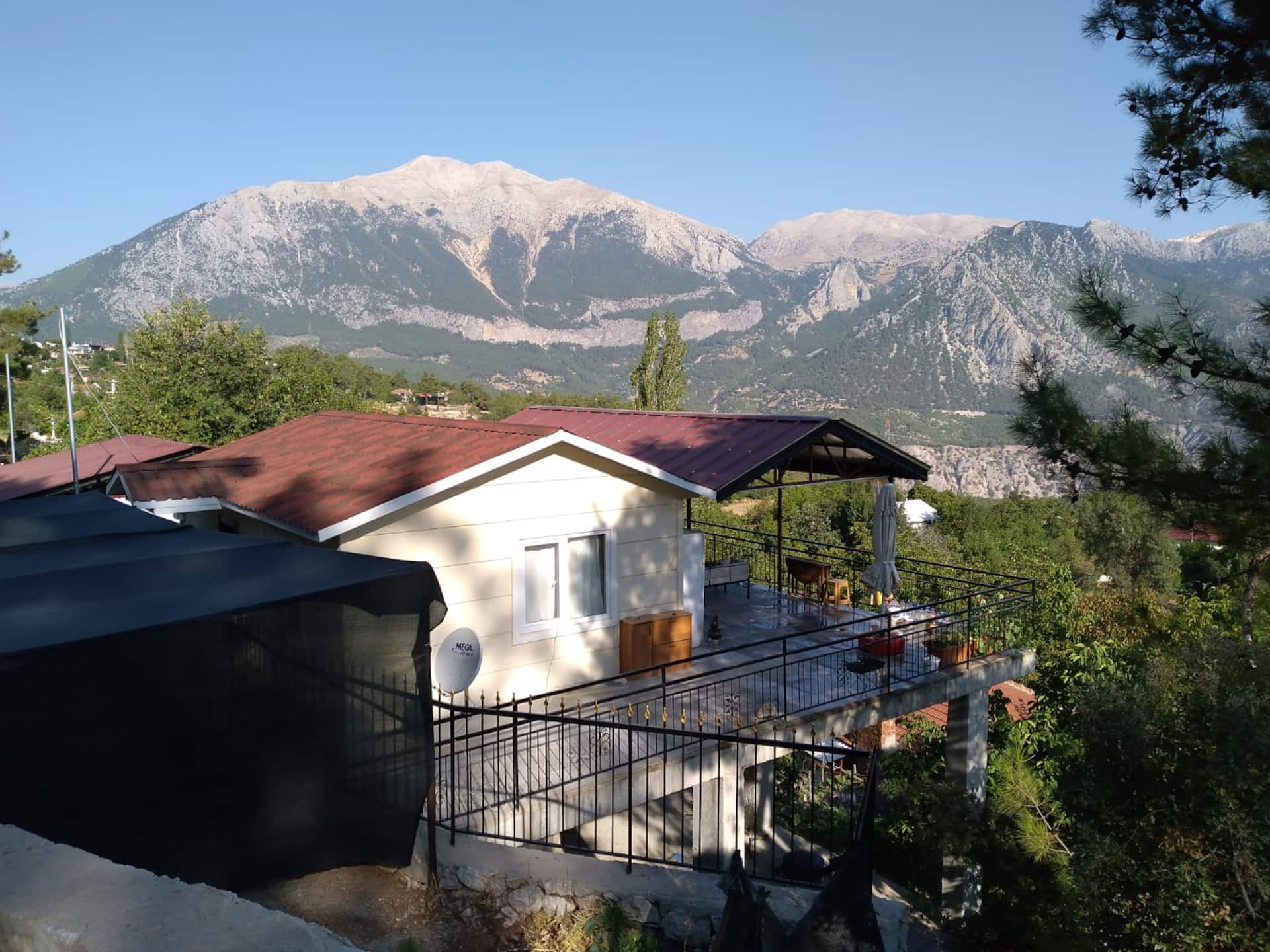 House with mountain views on Hisarçandır Şakayık Road