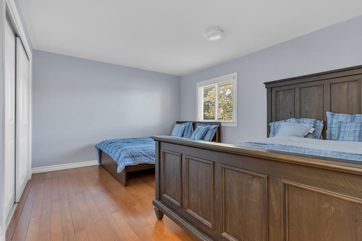 غرفة النوم الثانية  (الطابق العلوي)