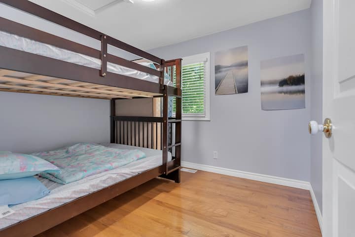 غرفة النوم 3 (الطابق العلوي)