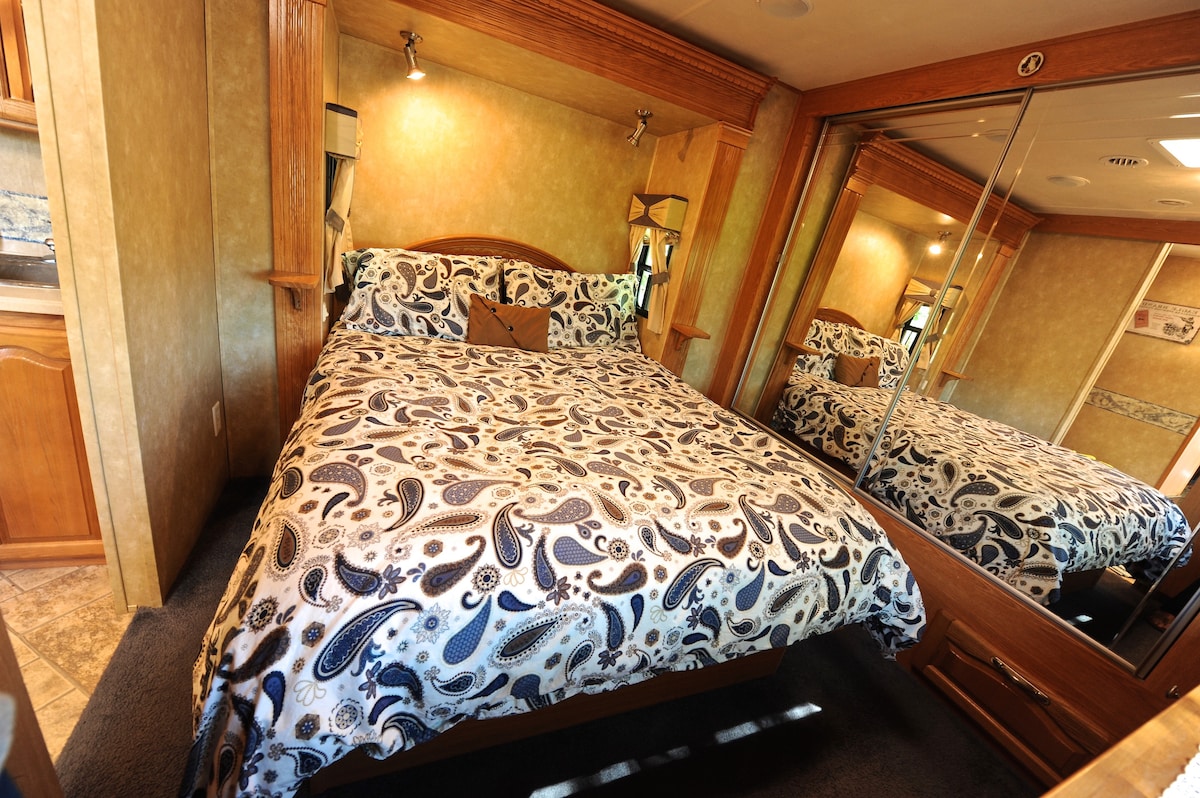 غرفة نومك بسرير مريح للغاية بحجم كوين (نقدم الملاءات والمناشف)