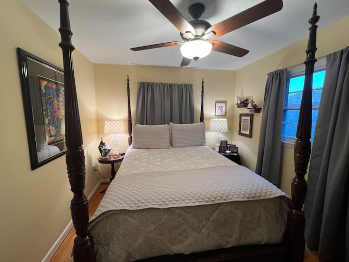 Dhoma e dytë e gjumit me krevat dopio "queen".