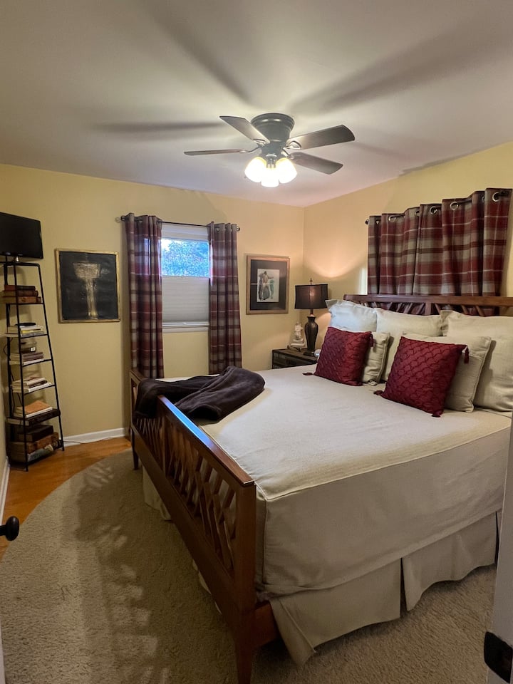 Dhoma kryesore e gjumit me krevat dopio "king".