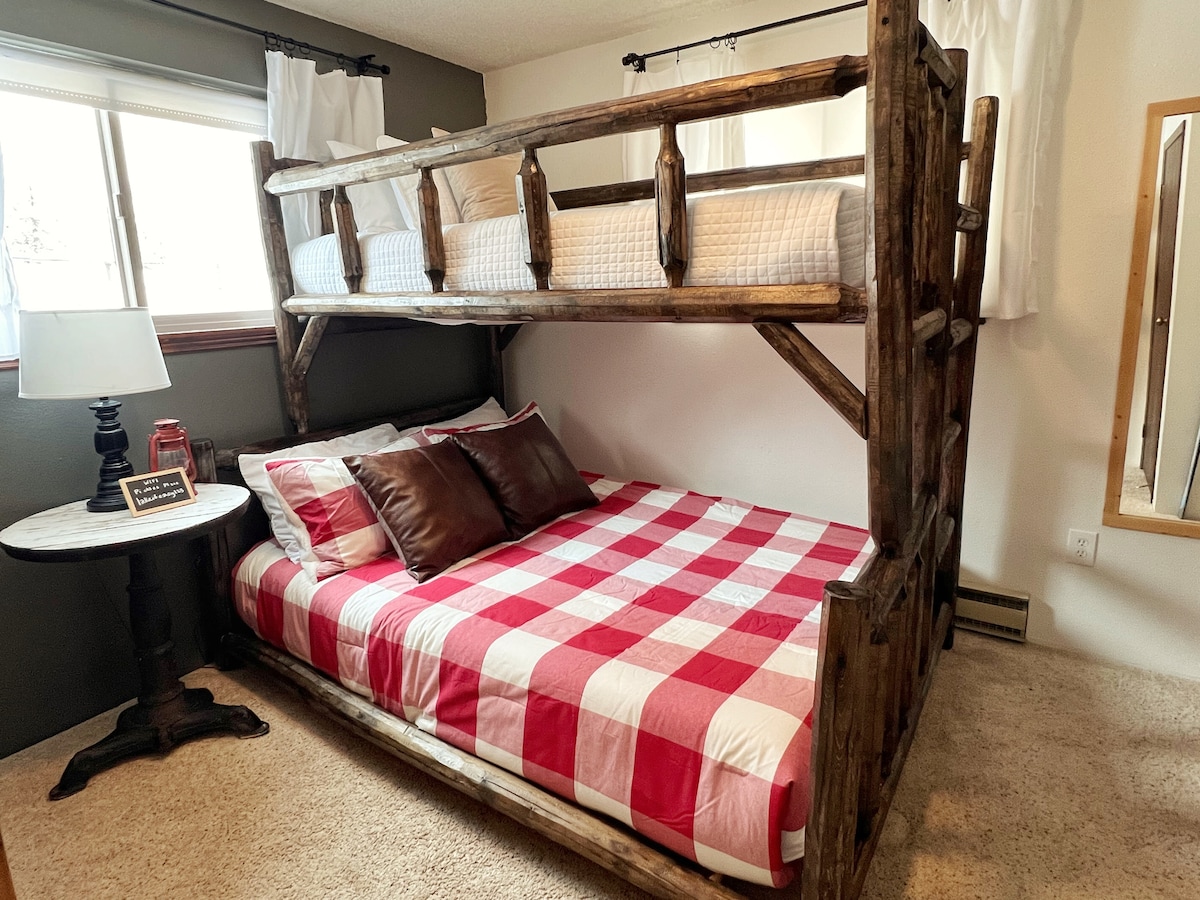 НОВИ двокреветни и двокреветни кревети за возрасни во гостинската соба