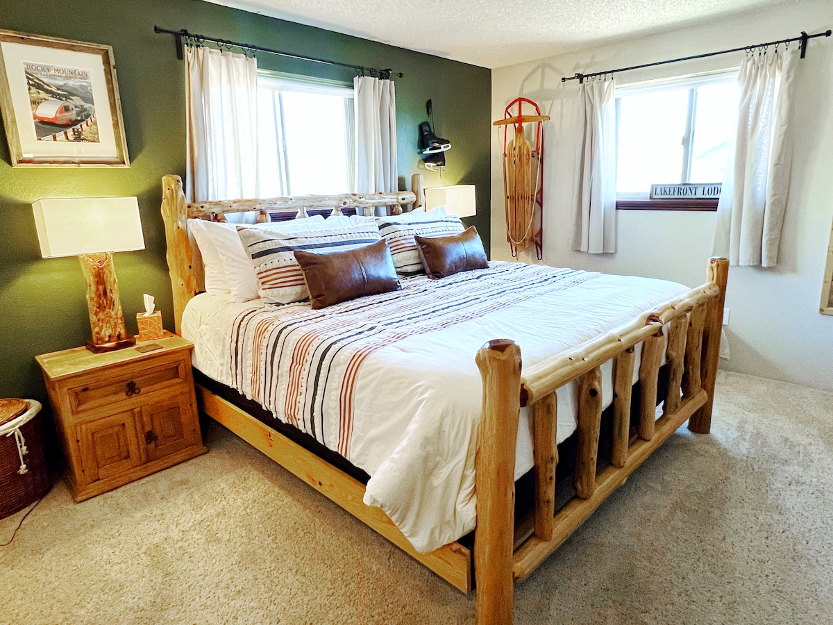 Главна спална соба со пердуви, душек од гел мемори пена и удобна свежа постелнина