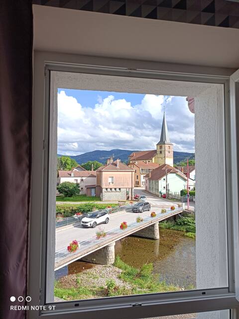 7 bedroom cottage, riverfront!