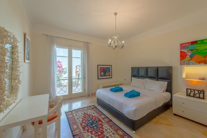 Schlafzimmer #3 mit Doppelbett und eigenem Bad mit Dusche
