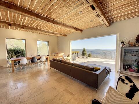 **Mas St Christophe – Panoramic sea and lake view**