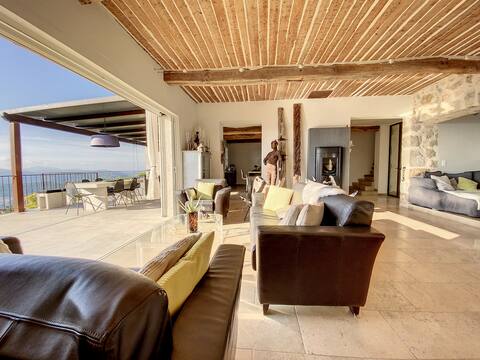 **Mas St Christophe - Panoramic sea and lake view **