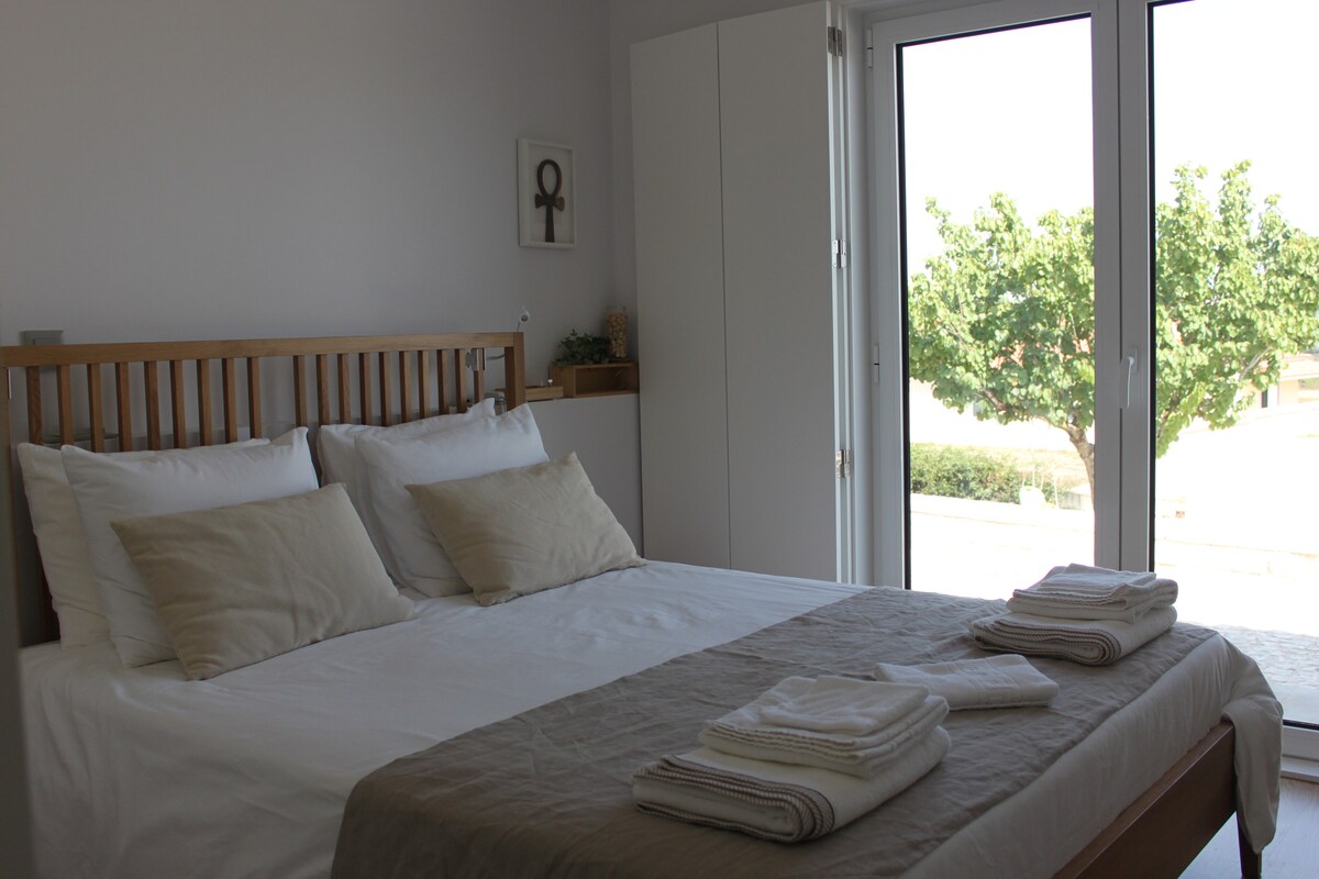 La suite "Amelia" tiene una hermosa vista al jardín y a los campos que rodean la casa y cuenta con toda la comodidad del resto.