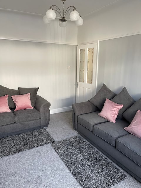 Popular Airbnb listing: Perfect for Aintree Racecourse in Aintree Village