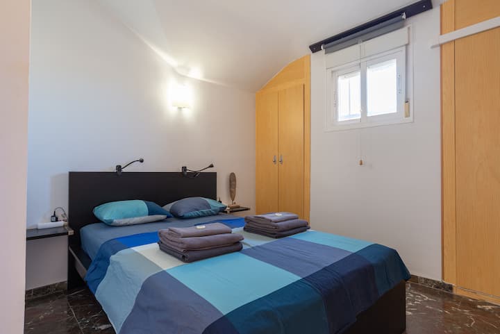 ห้องนอนพร้อมเตียงคู่และตู้เสื้อผ้า