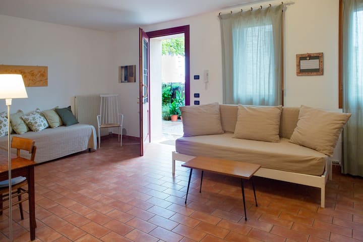 ทางเข้ามีพื้นที่เปิดโล่งและเตียงโซฟา 2 หลัง