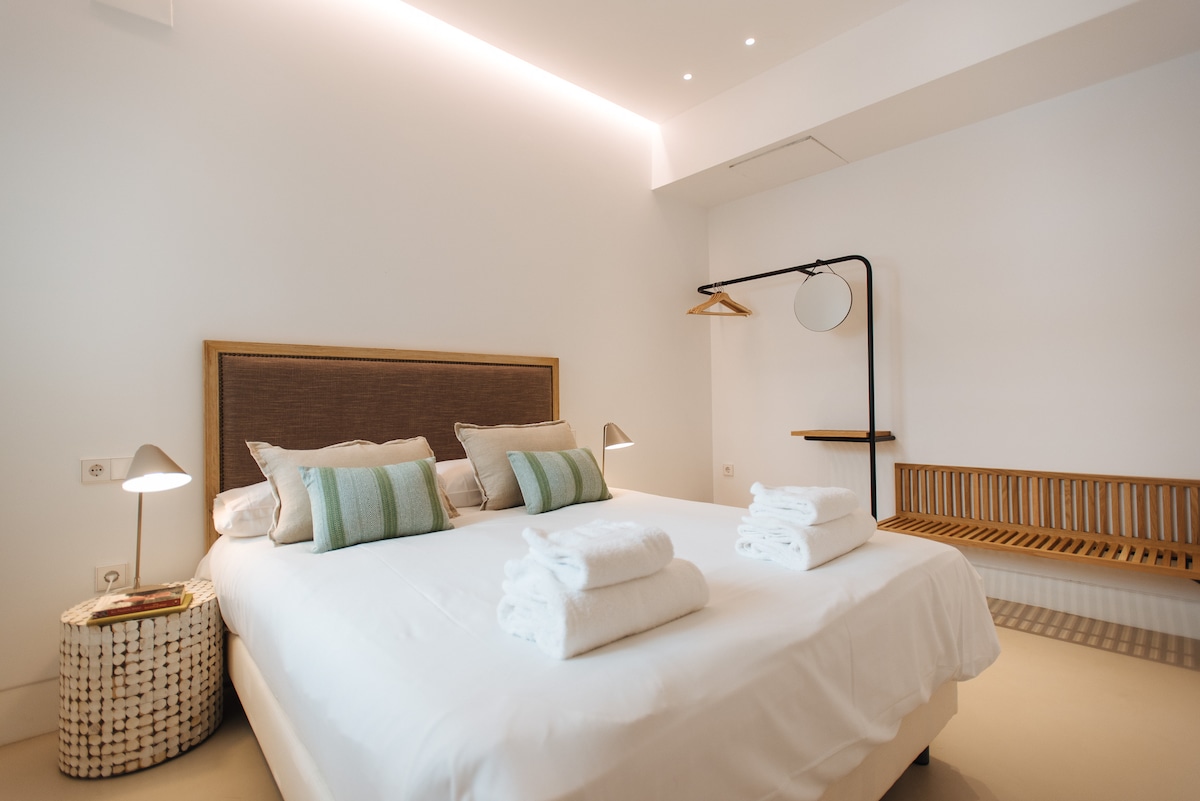 主卧配有双人床。