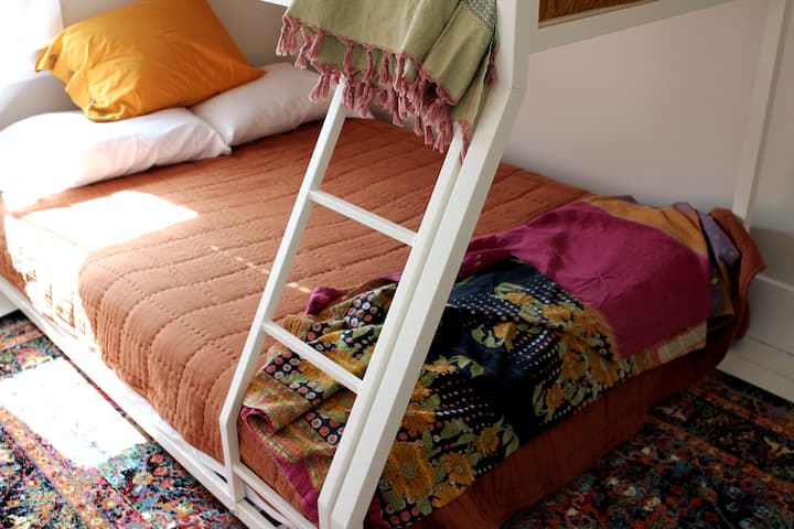  Kitanda cha ghorofa, mara mbili chini na moja juu.  Kikomo cha uzito kwenye bunk ya juu, 200 lbs. 