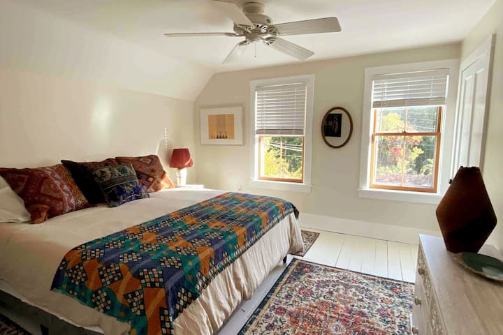 Chumba cha kitanda cha mfalme ni kipana na ofisi na kabati.  Hali ya hewa katika miezi ya joto. Ghorofa ya pili.