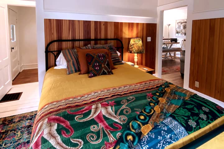 Malkia chumba cha kulala na hali ya hewa. Ghorofa ya kwanza.