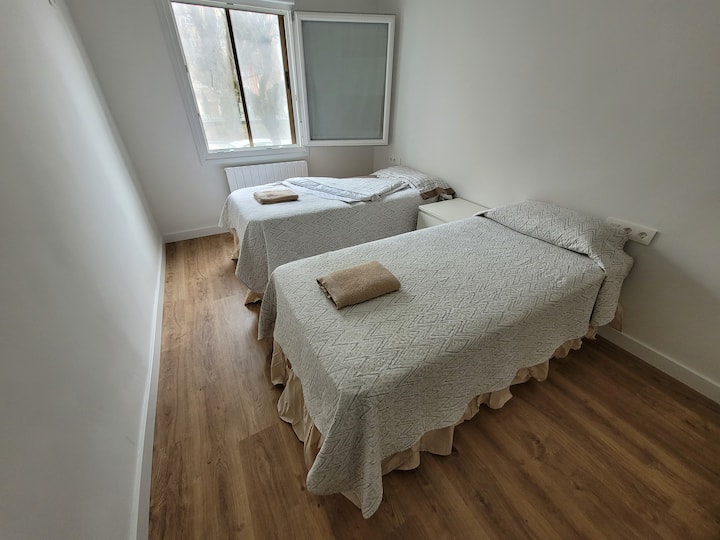 宽敞的房间2张单人床