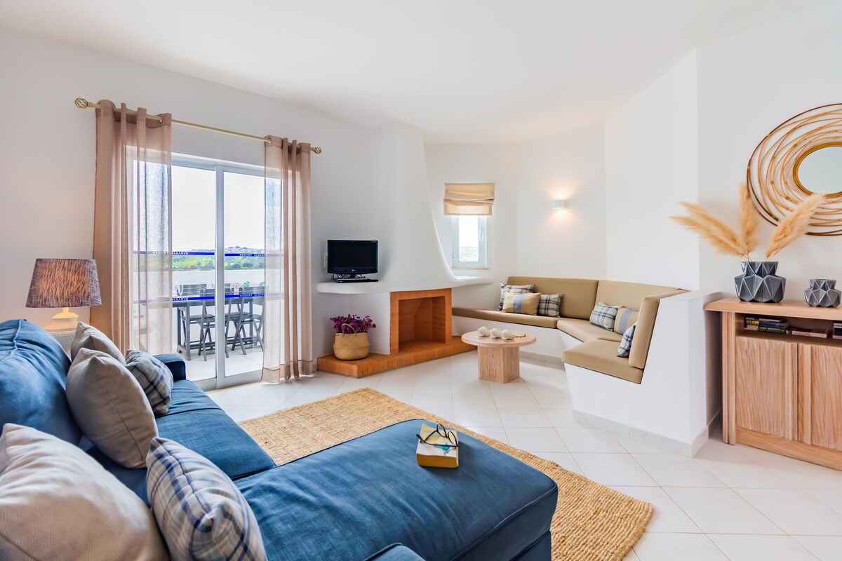 Sebule yenye Televisheni ya Flat-Screen, Sofa na Roshani