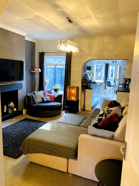 Cheerful 3 bed terraced house in Bearwood.